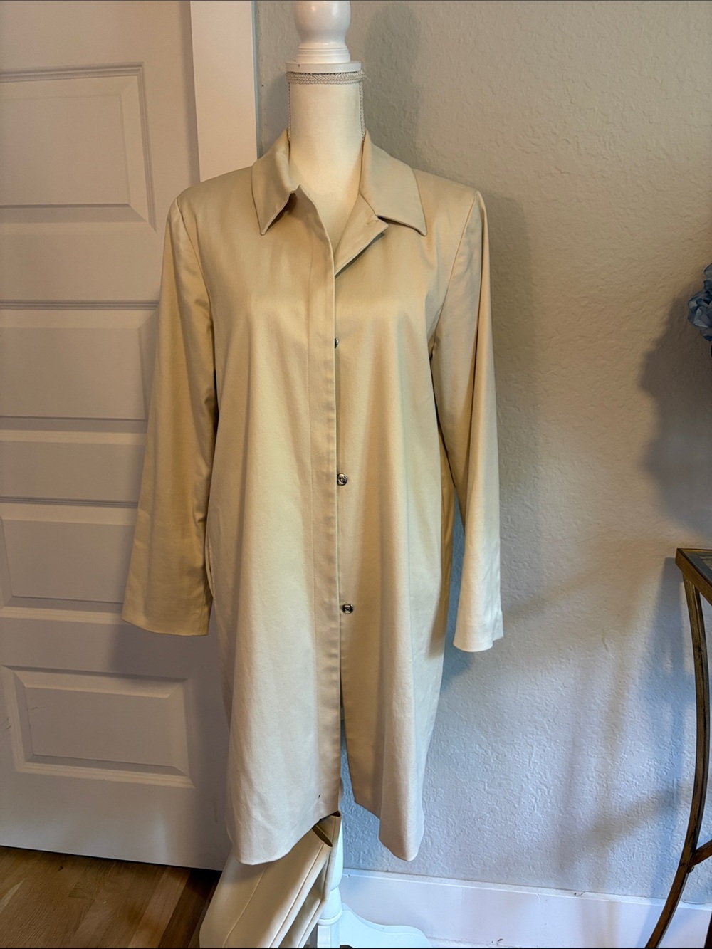 Classic women’s snap front car coat / trench coat size 8
